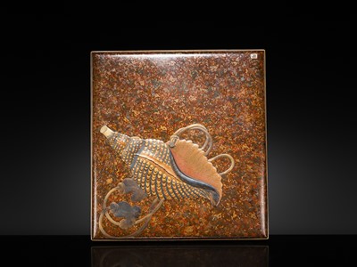 Lot 139 - A FINE SUZURIBAKO (WRITING BOX) DEPICTING A HORAGAI, EDO PERIOD