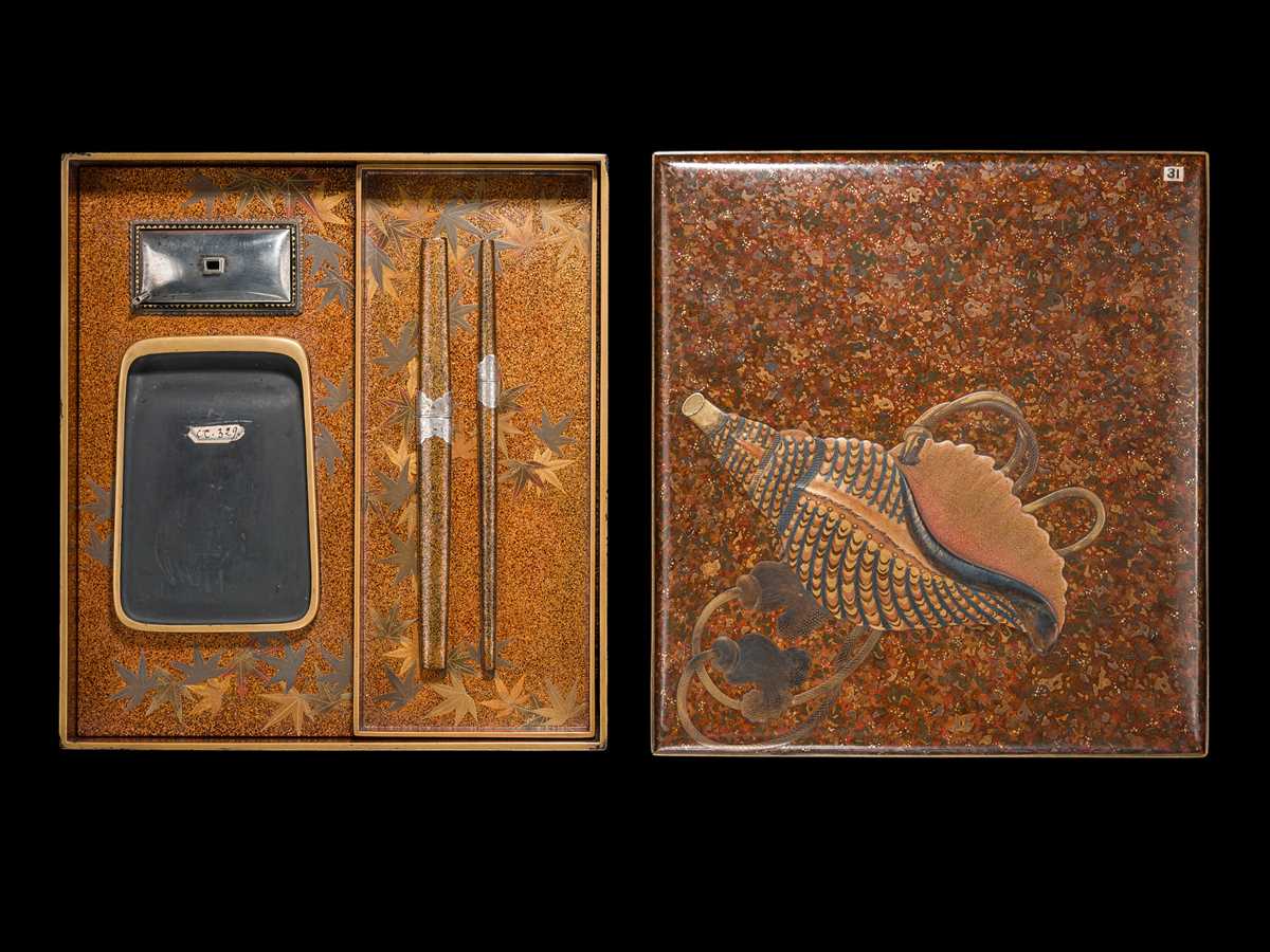 Lot 139 - A FINE SUZURIBAKO (WRITING BOX) DEPICTING A HORAGAI, EDO PERIOD