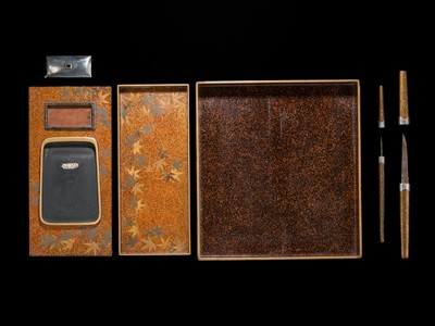 Lot 139 - A FINE SUZURIBAKO (WRITING BOX) DEPICTING A HORAGAI, EDO PERIOD