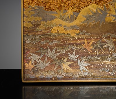 Lot 139 - A FINE SUZURIBAKO (WRITING BOX) DEPICTING A HORAGAI, EDO PERIOD