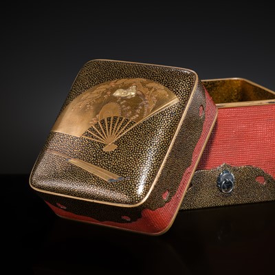 Lot 280 - A FINE GOLD-INLAID LACQUER KOBAKO (SMALL BOX) AND COVER WITH A COCKEREL ON DRUM (KANKO-DORI), LATE EDO PERIOD