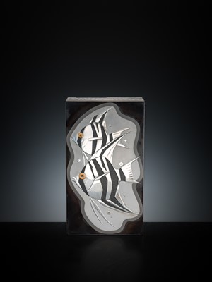 Lot 141 - A FINE METAL-INLAID LACQUER ‘FRESHWATER ANGELFISH’ BOX AND COVER, SHOWA ERA