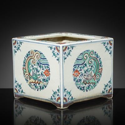 Lot 30 - A FINE AND RARE DOUCAI ‘DRAGONS’ SQUARE JADINIÈRE, YONGZHENG-QIANLONG PERIOD