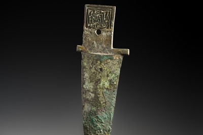 Lot 188 - AN ARCHAIC BRONZE DAGGER AXE, GE, SHANG DYNASTY