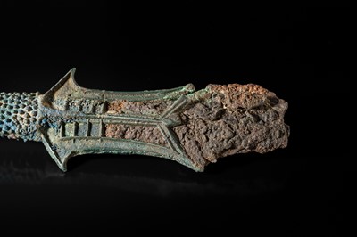 Lot 193 - A BRONZE DAGGER HILT, DIAN KINGDOM, WARRING STATES-WESTERN HAN