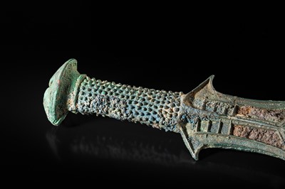 Lot 193 - A BRONZE DAGGER HILT, DIAN KINGDOM, WARRING STATES-WESTERN HAN