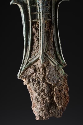 Lot 193 - A BRONZE DAGGER HILT, DIAN KINGDOM, WARRING STATES-WESTERN HAN