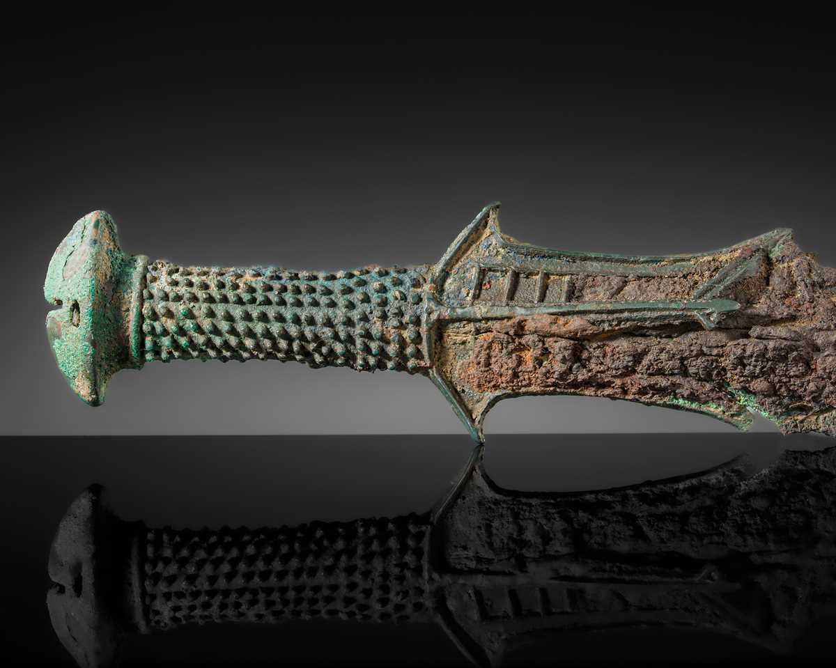 Lot 193 - A BRONZE DAGGER HILT, DIAN KINGDOM, WARRING STATES-WESTERN HAN