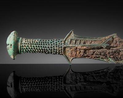Lot 193 - A BRONZE DAGGER HILT, DIAN KINGDOM, WARRING STATES-WESTERN HAN