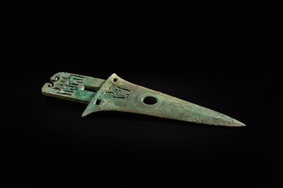 Lot 192 - A BRONZE DAGGER-AXE, GE, DIAN KINGDOM, SHIZHAISHAN CULTURE, 3RD-2ND CENTURY BC