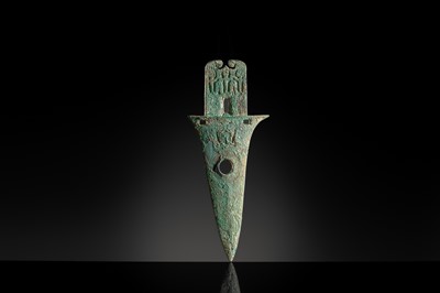 Lot 192 - A BRONZE DAGGER-AXE, GE, DIAN KINGDOM, SHIZHAISHAN CULTURE, 3RD-2ND CENTURY BC