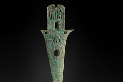 Lot 192 - A BRONZE DAGGER-AXE, GE, DIAN KINGDOM, SHIZHAISHAN CULTURE, 3RD-2ND CENTURY BC
