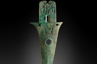 Lot 192 - A BRONZE DAGGER-AXE, GE, DIAN KINGDOM, SHIZHAISHAN CULTURE, 3RD-2ND CENTURY BC