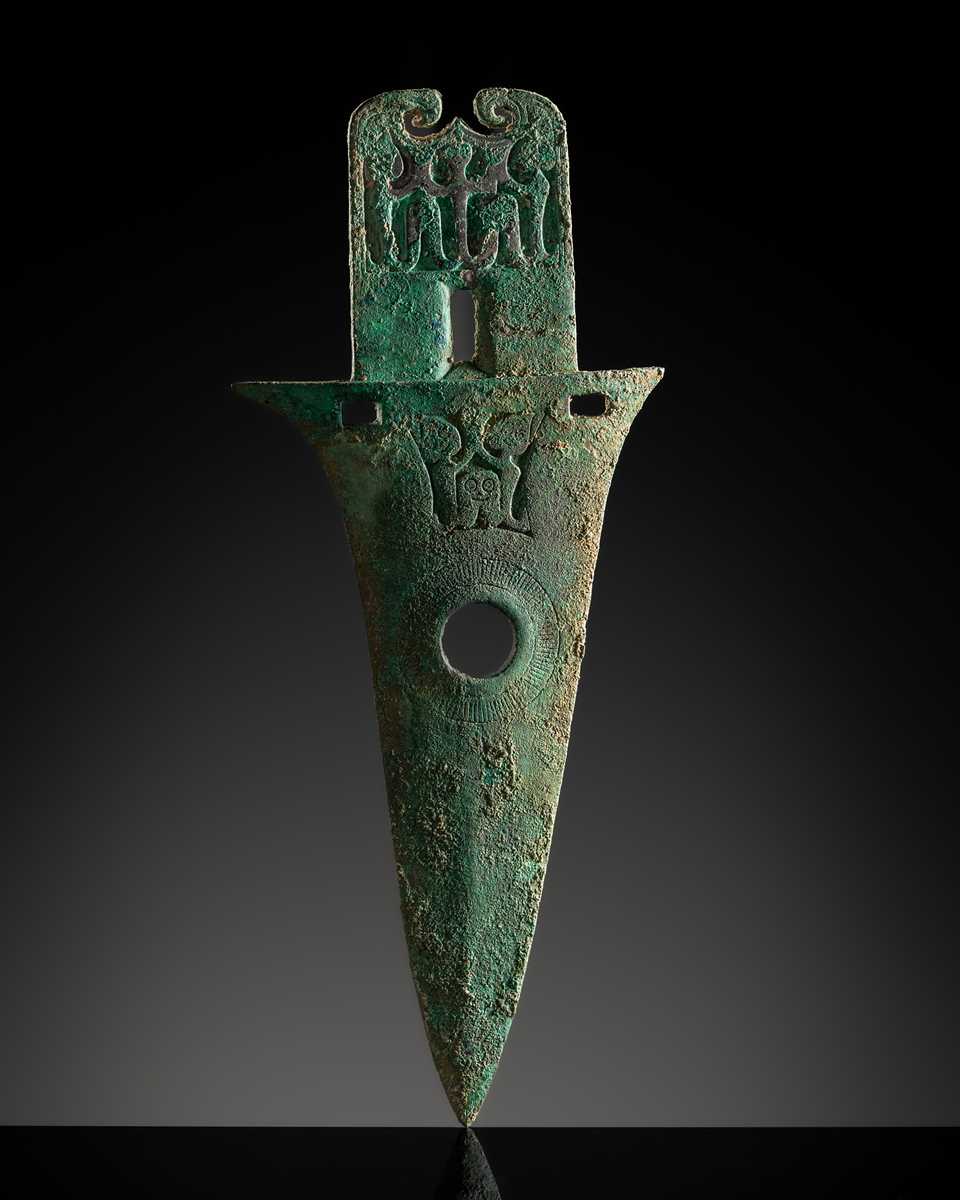 Lot 192 - A BRONZE DAGGER-AXE, GE, DIAN KINGDOM, SHIZHAISHAN CULTURE, 3RD-2ND CENTURY BC