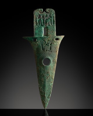 Lot 192 - A BRONZE DAGGER-AXE, GE, DIAN KINGDOM, SHIZHAISHAN CULTURE, 3RD-2ND CENTURY BC