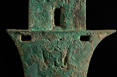 Lot 192 - A BRONZE DAGGER-AXE, GE, DIAN KINGDOM, SHIZHAISHAN CULTURE, 3RD-2ND CENTURY BC