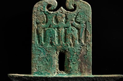 Lot 192 - A BRONZE DAGGER-AXE, GE, DIAN KINGDOM, SHIZHAISHAN CULTURE, 3RD-2ND CENTURY BC