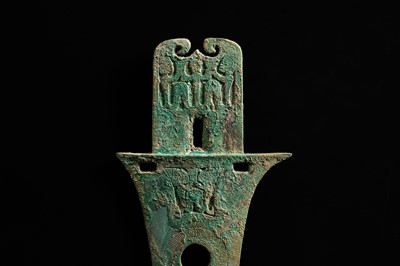Lot 192 - A BRONZE DAGGER-AXE, GE, DIAN KINGDOM, SHIZHAISHAN CULTURE, 3RD-2ND CENTURY BC