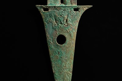 Lot 192 - A BRONZE DAGGER-AXE, GE, DIAN KINGDOM, SHIZHAISHAN CULTURE, 3RD-2ND CENTURY BC