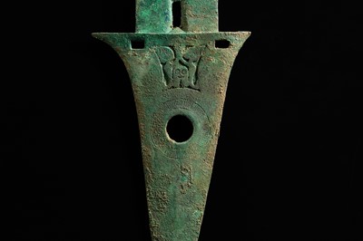 Lot 192 - A BRONZE DAGGER-AXE, GE, DIAN KINGDOM, SHIZHAISHAN CULTURE, 3RD-2ND CENTURY BC