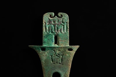 Lot 192 - A BRONZE DAGGER-AXE, GE, DIAN KINGDOM, SHIZHAISHAN CULTURE, 3RD-2ND CENTURY BC