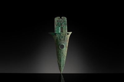 Lot 192 - A BRONZE DAGGER-AXE, GE, DIAN KINGDOM, SHIZHAISHAN CULTURE, 3RD-2ND CENTURY BC