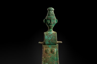 Lot 190 - A RARE BRONZE ‘COURTIER’ AXE-HEAD, WESTERN ZHOU DYNASTY