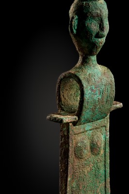 Lot 190 - A RARE BRONZE ‘COURTIER’ AXE-HEAD, WESTERN ZHOU DYNASTY