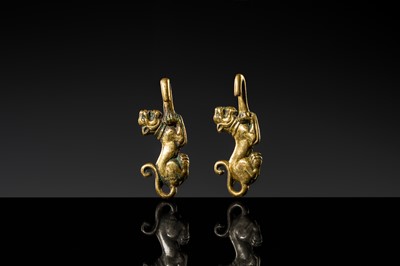 Lot 43 - A RARE PAIR OF GILT-BRONZE ‘TIGER’ GARMENT HOOKS, WESTERN HAN DYNASTY