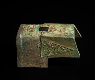 Lot 194 - A BRONZE FITTING, HAN DYNASTY OR EARLIER
