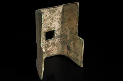 Lot 194 - A BRONZE FITTING, HAN DYNASTY OR EARLIER