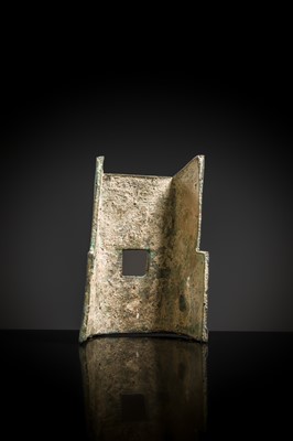 Lot 194 - A BRONZE FITTING, HAN DYNASTY OR EARLIER