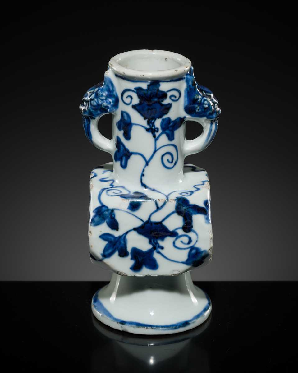 Lot 14 - A RARE BLUE AND WHITE ‘MORNING GLORY’ FACETED VASE, MING DYNASTY (1368-1644)