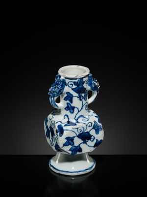Lot 14 - A RARE BLUE AND WHITE ‘MORNING GLORY’ FACETED VASE, MING DYNASTY (1368-1644)