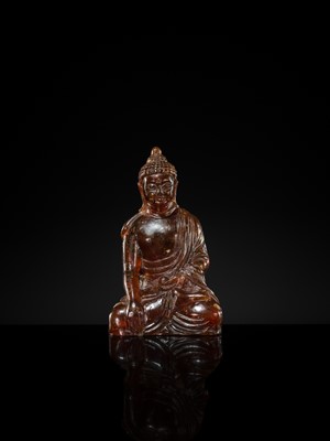 Lot 102 - A RARE AMBER FIGURE OF BUDDHA SHAKYAMUNI, EARLY QING DYNASTY