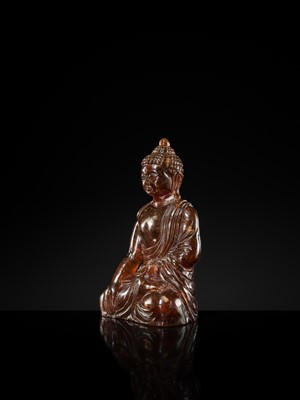 Lot 102 - A RARE AMBER FIGURE OF BUDDHA SHAKYAMUNI, EARLY QING DYNASTY