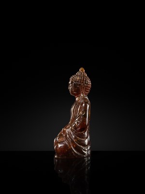 Lot 102 - A RARE AMBER FIGURE OF BUDDHA SHAKYAMUNI, EARLY QING DYNASTY