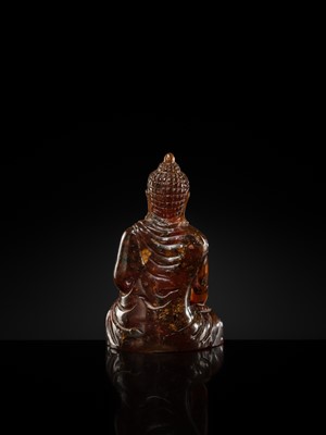 Lot 102 - A RARE AMBER FIGURE OF BUDDHA SHAKYAMUNI, EARLY QING DYNASTY