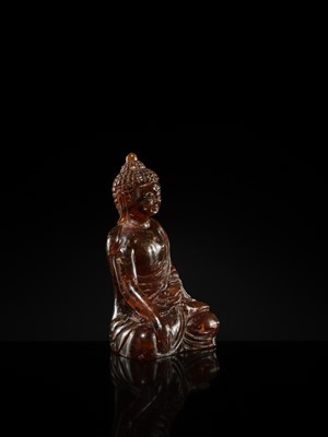 Lot 102 - A RARE AMBER FIGURE OF BUDDHA SHAKYAMUNI, EARLY QING DYNASTY