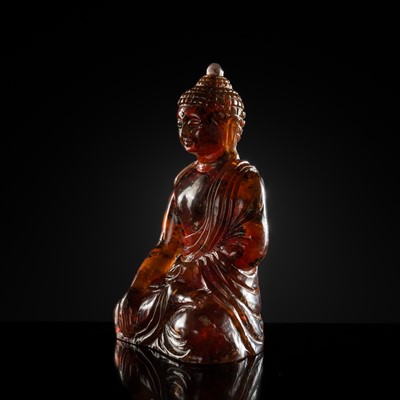 Lot 102 - A RARE AMBER FIGURE OF BUDDHA SHAKYAMUNI, EARLY QING DYNASTY