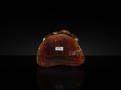 Lot 102 - A RARE AMBER FIGURE OF BUDDHA SHAKYAMUNI, EARLY QING DYNASTY