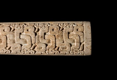 Lot 89 - AN IMPORTANT JADE ‘DRAGON’ SWORD HILT, EASTERN ZHOU DYNASTY, 5TH-4TH CENTURY BC