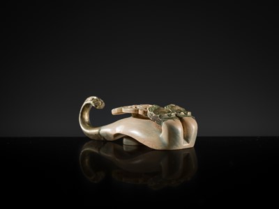 Lot 48 - A RARE AND FINE JADE AND GILT-BRONZE ‘DRAGON’ BELT HOOK, WESTERN HAN DYNASTY