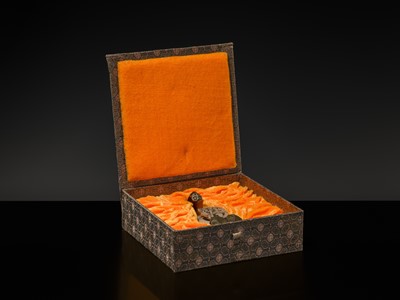 Lot 48 - A RARE AND FINE JADE AND GILT-BRONZE ‘DRAGON’ BELT HOOK, WESTERN HAN DYNASTY