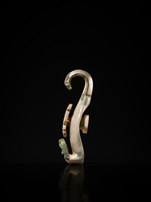 Lot 48 - A RARE AND FINE JADE AND GILT-BRONZE ‘DRAGON’ BELT HOOK, WESTERN HAN DYNASTY