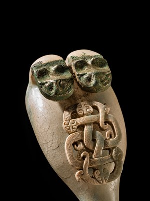 Lot 48 - A RARE AND FINE JADE AND GILT-BRONZE ‘DRAGON’ BELT HOOK, WESTERN HAN DYNASTY