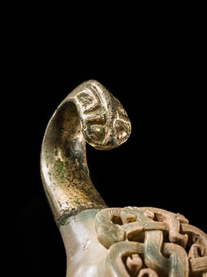Lot 48 - A RARE AND FINE JADE AND GILT-BRONZE ‘DRAGON’ BELT HOOK, WESTERN HAN DYNASTY