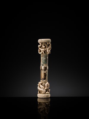 Lot 46 - A VERY RARE JADE AND BRONZE HARNESS ELEMENT, EASTERN ZHOU DYNASTY, WARRING STATES PERIOD