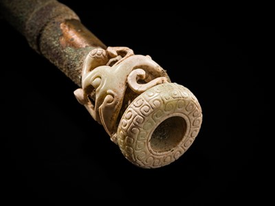 Lot 46 - A VERY RARE JADE AND BRONZE HARNESS ELEMENT, EASTERN ZHOU DYNASTY, WARRING STATES PERIOD