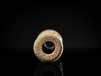 Lot 46 - A VERY RARE JADE AND BRONZE HARNESS ELEMENT, EASTERN ZHOU DYNASTY, WARRING STATES PERIOD